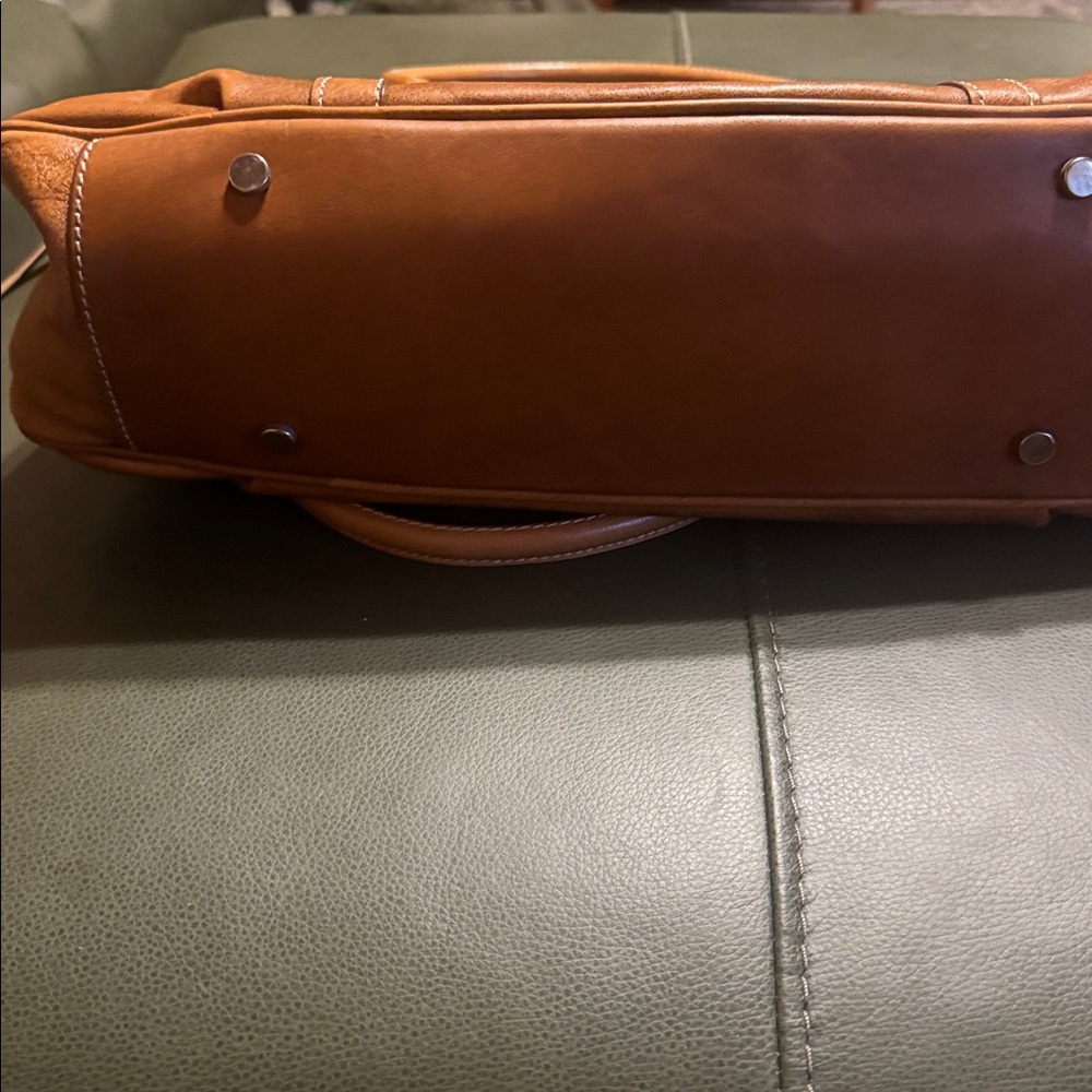 Italian designer Cavalcanti Camel Leather Tote with Structured Design - Picture 9 of 9